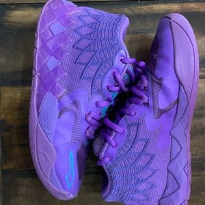 MB01 Queen City Big Kids Shoes size 5.5 (no box)